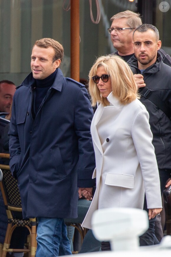 Le président Emmanuel Macron et sa femme Brigitte passent le week-end de la Toussaint à Honfleur, deuxième jour, le 1er novembre 2019. Comme tous les week-ends de Toussaint, le président Emmanuel Macron et sa femme Brigitte sont à Honfleur dans le Calvados où ils sont arrivés le mercredi 30 octobre dans la soirée. Ils logent à la Ferme Saint-Siméon, un hôtel cinq étoiles de Honfleur. De leur hôtel, ils sont venus à pied pour déjeuner au Bistrot des Artistes, où ils ont leurs habitudes depuis des années et où ils avaient déjà déjeuné et dîné la veille. Ils sont ensuite allés se promener sur la jetée du port.