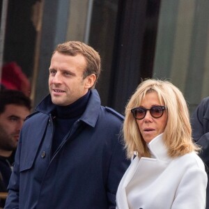 Le président Emmanuel Macron et sa femme Brigitte passent le week-end de la Toussaint à Honfleur, deuxième jour, le 1er novembre 2019. Comme tous les week-ends de Toussaint, le président Emmanuel Macron et sa femme Brigitte sont à Honfleur dans le Calvados où ils sont arrivés le mercredi 30 octobre dans la soirée. Ils logent à la Ferme Saint-Siméon, un hôtel cinq étoiles de Honfleur. De leur hôtel, ils sont venus à pied pour déjeuner au Bistrot des Artistes, où ils ont leurs habitudes depuis des années et où ils avaient déjà déjeuné et dîné la veille. Ils sont ensuite allés se promener sur la jetée du port.