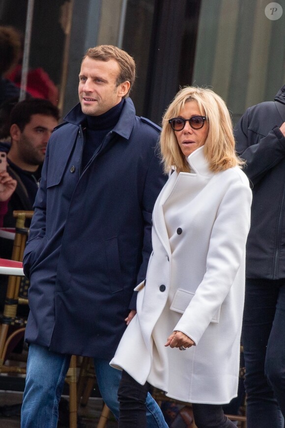 Le président Emmanuel Macron et sa femme Brigitte passent le week-end de la Toussaint à Honfleur, deuxième jour, le 1er novembre 2019. Comme tous les week-ends de Toussaint, le président Emmanuel Macron et sa femme Brigitte sont à Honfleur dans le Calvados où ils sont arrivés le mercredi 30 octobre dans la soirée. Ils logent à la Ferme Saint-Siméon, un hôtel cinq étoiles de Honfleur. De leur hôtel, ils sont venus à pied pour déjeuner au Bistrot des Artistes, où ils ont leurs habitudes depuis des années et où ils avaient déjà déjeuné et dîné la veille. Ils sont ensuite allés se promener sur la jetée du port.