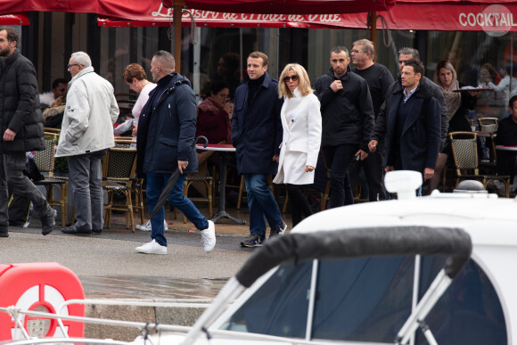 Le président Emmanuel Macron et sa femme Brigitte passent le week-end de la Toussaint à Honfleur, deuxième jour, le 1er novembre 2019. Comme tous les week-ends de Toussaint, le président Emmanuel Macron et sa femme Brigitte sont à Honfleur dans le Calvados où ils sont arrivés le mercredi 30 octobre dans la soirée. Ils logent à la Ferme Saint-Siméon, un hôtel cinq étoiles de Honfleur. De leur hôtel, ils sont venus à pied pour déjeuner au Bistrot des Artistes, où ils ont leurs habitudes depuis des années et où ils avaient déjà déjeuné et dîné la veille. Ils sont ensuite allés se promener sur la jetée du port.