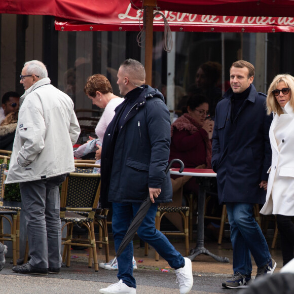 Le président Emmanuel Macron et sa femme Brigitte passent le week-end de la Toussaint à Honfleur, deuxième jour, le 1er novembre 2019. Comme tous les week-ends de Toussaint, le président Emmanuel Macron et sa femme Brigitte sont à Honfleur dans le Calvados où ils sont arrivés le mercredi 30 octobre dans la soirée. Ils logent à la Ferme Saint-Siméon, un hôtel cinq étoiles de Honfleur. De leur hôtel, ils sont venus à pied pour déjeuner au Bistrot des Artistes, où ils ont leurs habitudes depuis des années et où ils avaient déjà déjeuné et dîné la veille. Ils sont ensuite allés se promener sur la jetée du port.