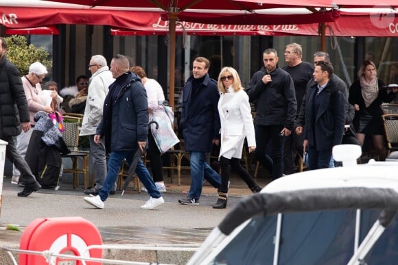 Le président Emmanuel Macron et sa femme Brigitte passent le week-end de la Toussaint à Honfleur, deuxième jour, le 1er novembre 2019. Comme tous les week-ends de Toussaint, le président Emmanuel Macron et sa femme Brigitte sont à Honfleur dans le Calvados où ils sont arrivés le mercredi 30 octobre dans la soirée. Ils logent à la Ferme Saint-Siméon, un hôtel cinq étoiles de Honfleur. De leur hôtel, ils sont venus à pied pour déjeuner au Bistrot des Artistes, où ils ont leurs habitudes depuis des années et où ils avaient déjà déjeuné et dîné la veille. Ils sont ensuite allés se promener sur la jetée du port.
