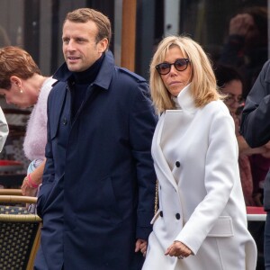 Le président Emmanuel Macron et sa femme Brigitte passent le week-end de la Toussaint à Honfleur, deuxième jour, le 1er novembre 2019. Comme tous les week-ends de Toussaint, le président Emmanuel Macron et sa femme Brigitte sont à Honfleur dans le Calvados où ils sont arrivés le mercredi 30 octobre dans la soirée. Ils logent à la Ferme Saint-Siméon, un hôtel cinq étoiles de Honfleur. De leur hôtel, ils sont venus à pied pour déjeuner au Bistrot des Artistes, où ils ont leurs habitudes depuis des années et où ils avaient déjà déjeuné et dîné la veille. Ils sont ensuite allés se promener sur la jetée du port.