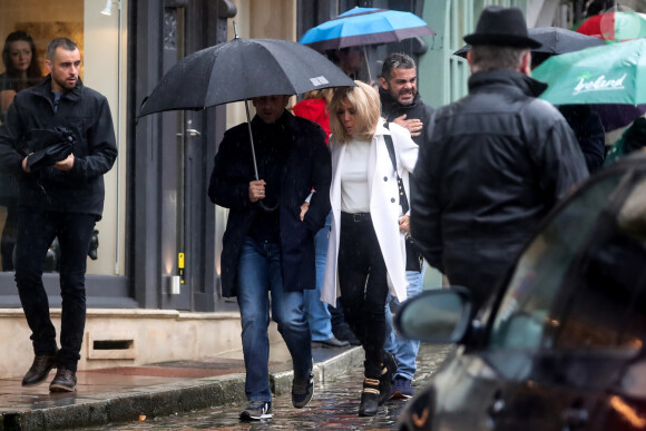 Le président Emmanuel Macron et sa femme Brigitte passent le week-end de la Toussaint à Honfleur, deuxième jour, le 1er novembre 2019. Comme tous les week-ends de Toussaint, le président Emmanuel Macron et sa femme Brigitte sont à Honfleur dans le Calvados où ils sont arrivés le mercredi 30 octobre dans la soirée. Ils logent à la Ferme Saint-Siméon, un hôtel cinq étoiles de Honfleur. De leur hôtel, ils sont venus à pied pour déjeuner au Bistrot des Artistes, où ils ont leurs habitudes depuis des années et où ils avaient déjà déjeuné et dîné la veille. Ils sont ensuite allés se promener sur la jetée du port.
