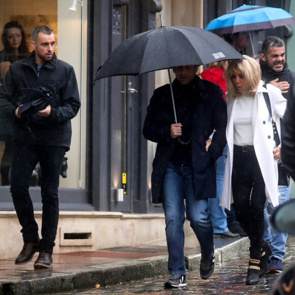 Le président Emmanuel Macron et sa femme Brigitte passent le week-end de la Toussaint à Honfleur, deuxième jour, le 1er novembre 2019. Comme tous les week-ends de Toussaint, le président Emmanuel Macron et sa femme Brigitte sont à Honfleur dans le Calvados où ils sont arrivés le mercredi 30 octobre dans la soirée. Ils logent à la Ferme Saint-Siméon, un hôtel cinq étoiles de Honfleur. De leur hôtel, ils sont venus à pied pour déjeuner au Bistrot des Artistes, où ils ont leurs habitudes depuis des années et où ils avaient déjà déjeuné et dîné la veille. Ils sont ensuite allés se promener sur la jetée du port.