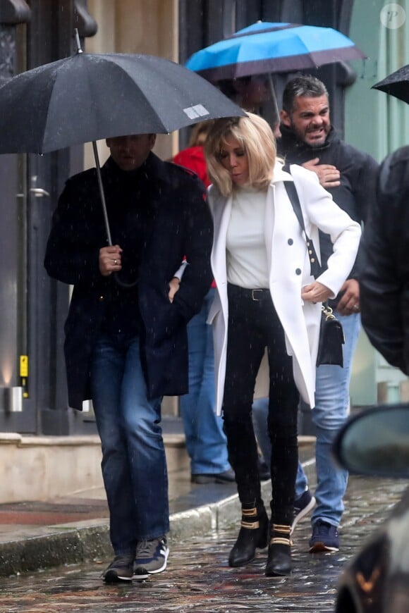 Le président Emmanuel Macron et sa femme Brigitte passent le week-end de la Toussaint à Honfleur, deuxième jour, le 1er novembre 2019. Comme tous les week-ends de Toussaint, le président Emmanuel Macron et sa femme Brigitte sont à Honfleur dans le Calvados où ils sont arrivés le mercredi 30 octobre dans la soirée. Ils logent à la Ferme Saint-Siméon, un hôtel cinq étoiles de Honfleur. De leur hôtel, ils sont venus à pied pour déjeuner au Bistrot des Artistes, où ils ont leurs habitudes depuis des années et où ils avaient déjà déjeuné et dîné la veille. Ils sont ensuite allés se promener sur la jetée du port.