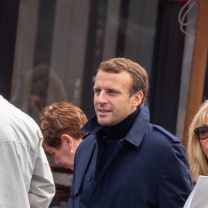 Le président Emmanuel Macron et sa femme Brigitte passent le week-end de la Toussaint à Honfleur, deuxième jour, le 1er novembre 2019. Comme tous les week-ends de Toussaint, le président Emmanuel Macron et sa femme Brigitte sont à Honfleur dans le Calvados où ils sont arrivés le mercredi 30 octobre dans la soirée. Ils logent à la Ferme Saint-Siméon, un hôtel cinq étoiles de Honfleur. De leur hôtel, ils sont venus à pied pour déjeuner au Bistrot des Artistes, où ils ont leurs habitudes depuis des années et où ils avaient déjà déjeuné et dîné la veille. Ils sont ensuite allés se promener sur la jetée du port.