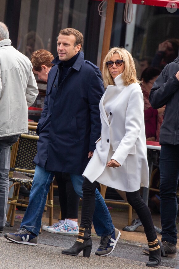 Le président Emmanuel Macron et sa femme Brigitte passent le week-end de la Toussaint à Honfleur, deuxième jour, le 1er novembre 2019. Comme tous les week-ends de Toussaint, le président Emmanuel Macron et sa femme Brigitte sont à Honfleur dans le Calvados où ils sont arrivés le mercredi 30 octobre dans la soirée. Ils logent à la Ferme Saint-Siméon, un hôtel cinq étoiles de Honfleur. De leur hôtel, ils sont venus à pied pour déjeuner au Bistrot des Artistes, où ils ont leurs habitudes depuis des années et où ils avaient déjà déjeuné et dîné la veille. Ils sont ensuite allés se promener sur la jetée du port.