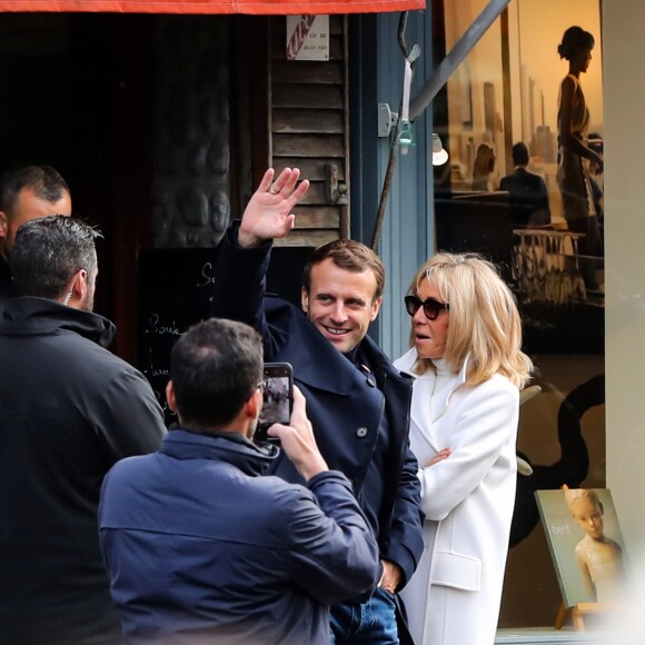 Le président Emmanuel Macron et sa femme Brigitte passent le week-end de la Toussaint à Honfleur, deuxième jour, le 1er novembre 2019. Comme tous les week-ends de Toussaint, le président Emmanuel Macron et sa femme Brigitte sont à Honfleur dans le Calvados où ils sont arrivés le mercredi 30 octobre dans la soirée. Ils logent à la Ferme Saint-Siméon, un hôtel cinq étoiles de Honfleur. De leur hôtel, ils sont venus à pied pour déjeuner au Bistrot des Artistes, où ils ont leurs habitudes depuis des années et où ils avaient déjà déjeuné et dîné la veille. Ils sont ensuite allés se promener sur la jetée du port.