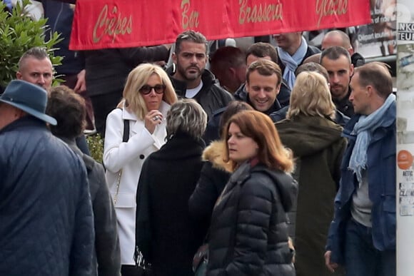 Le président Emmanuel Macron et sa femme Brigitte passent le week-end de la Toussaint à Honfleur, deuxième jour, le 1er novembre 2019. Comme tous les week-ends de Toussaint, le président Emmanuel Macron et sa femme Brigitte sont à Honfleur dans le Calvados où ils sont arrivés le mercredi 30 octobre dans la soirée. Ils logent à la Ferme Saint-Siméon, un hôtel cinq étoiles de Honfleur. De leur hôtel, ils sont venus à pied pour déjeuner au Bistrot des Artistes, où ils ont leurs habitudes depuis des années et où ils avaient déjà déjeuné et dîné la veille. Ils sont ensuite allés se promener sur la jetée du port.
