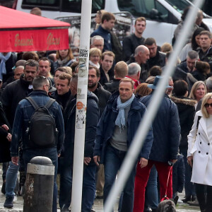 Le président Emmanuel Macron et sa femme Brigitte passent le week-end de la Toussaint à Honfleur, deuxième jour, le 1er novembre 2019. Comme tous les week-ends de Toussaint, le président Emmanuel Macron et sa femme Brigitte sont à Honfleur dans le Calvados où ils sont arrivés le mercredi 30 octobre dans la soirée. Ils logent à la Ferme Saint-Siméon, un hôtel cinq étoiles de Honfleur. De leur hôtel, ils sont venus à pied pour déjeuner au Bistrot des Artistes, où ils ont leurs habitudes depuis des années et où ils avaient déjà déjeuné et dîné la veille. Ils sont ensuite allés se promener sur la jetée du port.