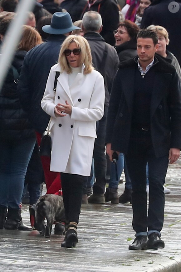 Le président Emmanuel Macron et sa femme Brigitte passent le week-end de la Toussaint à Honfleur, deuxième jour, le 1er novembre 2019. Comme tous les week-ends de Toussaint, le président Emmanuel Macron et sa femme Brigitte sont à Honfleur dans le Calvados où ils sont arrivés le mercredi 30 octobre dans la soirée. Ils logent à la Ferme Saint-Siméon, un hôtel cinq étoiles de Honfleur. De leur hôtel, ils sont venus à pied pour déjeuner au Bistrot des Artistes, où ils ont leurs habitudes depuis des années et où ils avaient déjà déjeuné et dîné la veille. Ils sont ensuite allés se promener sur la jetée du port.