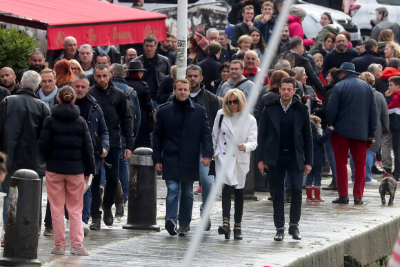 Le président Emmanuel Macron et sa femme Brigitte passent le week-end de la Toussaint à Honfleur, deuxième jour, le 1er novembre 2019. Comme tous les week-ends de Toussaint, le président Emmanuel Macron et sa femme Brigitte sont à Honfleur dans le Calvados où ils sont arrivés le mercredi 30 octobre dans la soirée. Ils logent à la Ferme Saint-Siméon, un hôtel cinq étoiles de Honfleur. De leur hôtel, ils sont venus à pied pour déjeuner au Bistrot des Artistes, où ils ont leurs habitudes depuis des années et où ils avaient déjà déjeuné et dîné la veille. Ils sont ensuite allés se promener sur la jetée du port.