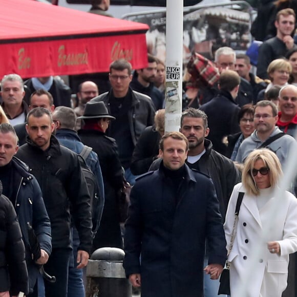 Le président Emmanuel Macron et sa femme Brigitte passent le week-end de la Toussaint à Honfleur, deuxième jour, le 1er novembre 2019. Comme tous les week-ends de Toussaint, le président Emmanuel Macron et sa femme Brigitte sont à Honfleur dans le Calvados où ils sont arrivés le mercredi 30 octobre dans la soirée. Ils logent à la Ferme Saint-Siméon, un hôtel cinq étoiles de Honfleur. De leur hôtel, ils sont venus à pied pour déjeuner au Bistrot des Artistes, où ils ont leurs habitudes depuis des années et où ils avaient déjà déjeuné et dîné la veille. Ils sont ensuite allés se promener sur la jetée du port.