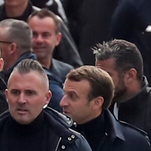 Le président Emmanuel Macron et sa femme Brigitte passent le week-end de la Toussaint à Honfleur, deuxième jour, le 1er novembre 2019. Comme tous les week-ends de Toussaint, le président Emmanuel Macron et sa femme Brigitte sont à Honfleur dans le Calvados où ils sont arrivés le mercredi 30 octobre dans la soirée. Ils logent à la Ferme Saint-Siméon, un hôtel cinq étoiles de Honfleur. De leur hôtel, ils sont venus à pied pour déjeuner au Bistrot des Artistes, où ils ont leurs habitudes depuis des années et où ils avaient déjà déjeuné et dîné la veille. Ils sont ensuite allés se promener sur la jetée du port.