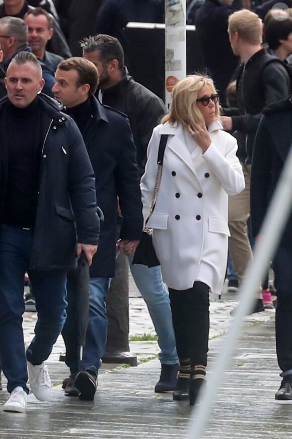 Le président Emmanuel Macron et sa femme Brigitte passent le week-end de la Toussaint à Honfleur, deuxième jour, le 1er novembre 2019. Comme tous les week-ends de Toussaint, le président Emmanuel Macron et sa femme Brigitte sont à Honfleur dans le Calvados où ils sont arrivés le mercredi 30 octobre dans la soirée. Ils logent à la Ferme Saint-Siméon, un hôtel cinq étoiles de Honfleur. De leur hôtel, ils sont venus à pied pour déjeuner au Bistrot des Artistes, où ils ont leurs habitudes depuis des années et où ils avaient déjà déjeuné et dîné la veille. Ils sont ensuite allés se promener sur la jetée du port.