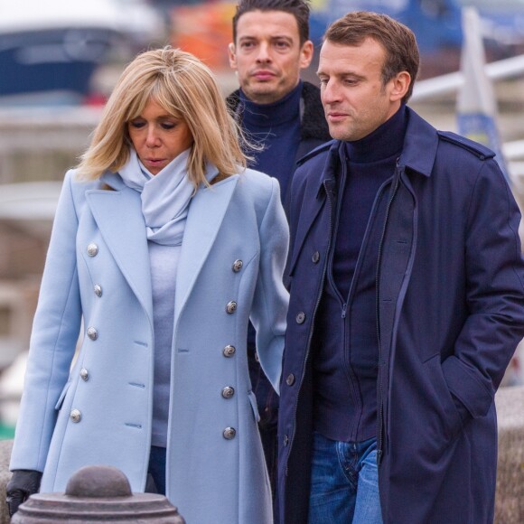 Le président Emmanuel Macron et sa femme Brigitte passent le week-end de la Toussaint à Honfleur le 31 octobre 2019. Comme tous les week-end de Toussaint, le président Emmanuel Macron et sa femme Brigitte sont à Honfleur dans le Calvados où ils sont arrivés le mercredi 30 dans la soirée. Ils logent à la Ferme Saint-Siméon, un hôtel de Honfleur. En fin de mâtinée, le jeudi 31, ils sont venus à pied pour déjeuner au Bistrot des Artistes, où ils ont leurs habitudes depuis des années et ensuite ils sont allés à la rencontre des Honfleurais lors d'une brève promenade sur la jetée du port. Ils ont rejoint leur hôtel peu de temps après en raison du mauvais temps.