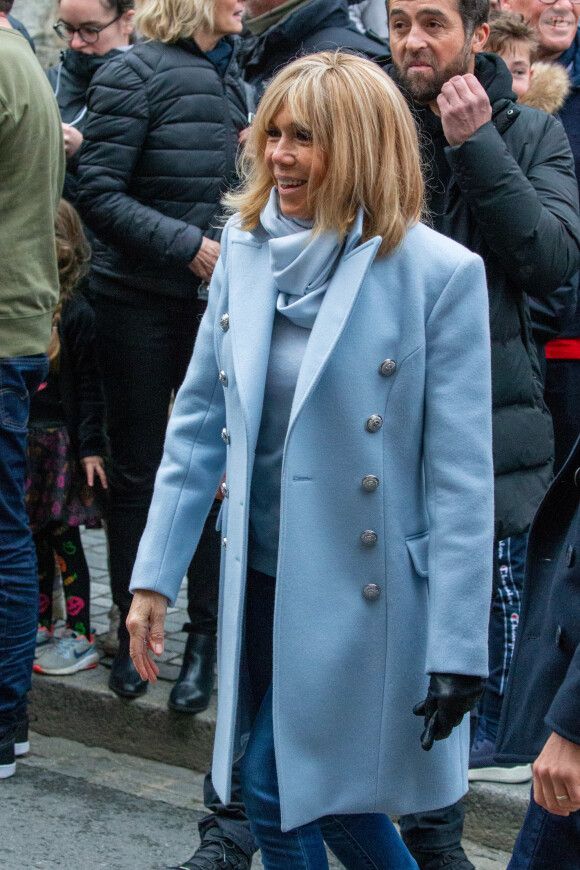 Le président Emmanuel Macron et sa femme Brigitte passent le week-end de la Toussaint à Honfleur le 31 octobre 2019. Comme tous les week-end de Toussaint, le président Emmanuel Macron et sa femme Brigitte sont à Honfleur dans le Calvados où ils sont arrivés le mercredi 30 dans la soirée. Ils logent à la Ferme Saint-Siméon, un hôtel de Honfleur. En fin de mâtinée, le jeudi 31, ils sont venus à pied pour déjeuner au Bistrot des Artistes, où ils ont leurs habitudes depuis des années et ensuite ils sont allés à la rencontre des Honfleurais lors d'une brève promenade sur la jetée du port. Ils ont rejoint leur hôtel peu de temps après en raison du mauvais temps.