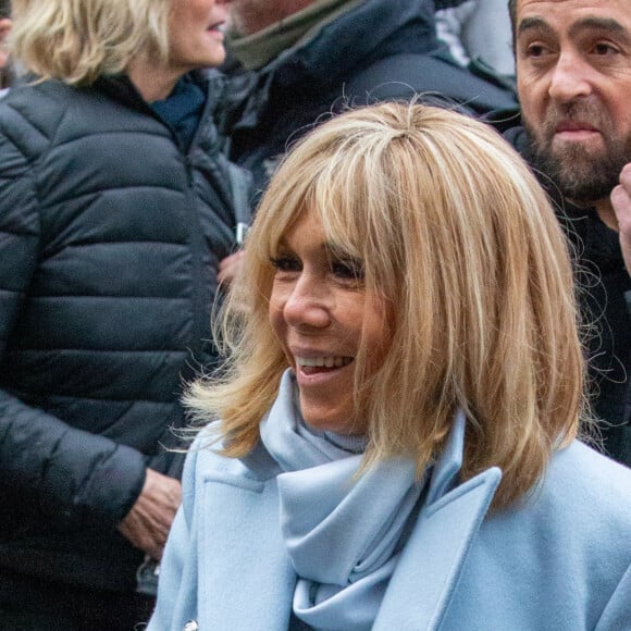 Le président Emmanuel Macron et sa femme Brigitte passent le week-end de la Toussaint à Honfleur le 31 octobre 2019. Comme tous les week-end de Toussaint, le président Emmanuel Macron et sa femme Brigitte sont à Honfleur dans le Calvados où ils sont arrivés le mercredi 30 dans la soirée. Ils logent à la Ferme Saint-Siméon, un hôtel de Honfleur. En fin de mâtinée, le jeudi 31, ils sont venus à pied pour déjeuner au Bistrot des Artistes, où ils ont leurs habitudes depuis des années et ensuite ils sont allés à la rencontre des Honfleurais lors d'une brève promenade sur la jetée du port. Ils ont rejoint leur hôtel peu de temps après en raison du mauvais temps.
