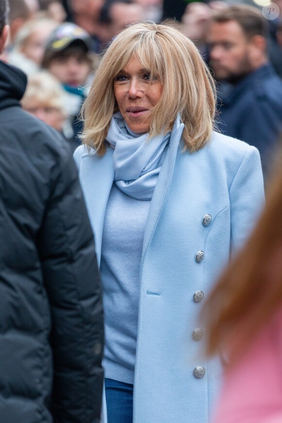 Le président Emmanuel Macron et sa femme Brigitte passent le week-end de la Toussaint à Honfleur le 31 octobre 2019. Comme tous les week-end de Toussaint, le président Emmanuel Macron et sa femme Brigitte sont à Honfleur dans le Calvados où ils sont arrivés le mercredi 30 dans la soirée. Ils logent à la Ferme Saint-Siméon, un hôtel de Honfleur. En fin de mâtinée, le jeudi 31, ils sont venus à pied pour déjeuner au Bistrot des Artistes, où ils ont leurs habitudes depuis des années et ensuite ils sont allés à la rencontre des Honfleurais lors d'une brève promenade sur la jetée du port. Ils ont rejoint leur hôtel peu de temps après en raison du mauvais temps.
