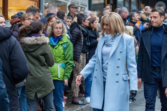Le président Emmanuel Macron et sa femme Brigitte passent le week-end de la Toussaint à Honfleur le 31 octobre 2019. Comme tous les week-end de Toussaint, le président Emmanuel Macron et sa femme Brigitte sont à Honfleur dans le Calvados où ils sont arrivés le mercredi 30 dans la soirée. Ils logent à la Ferme Saint-Siméon, un hôtel de Honfleur. En fin de mâtinée, le jeudi 31, ils sont venus à pied pour déjeuner au Bistrot des Artistes, où ils ont leurs habitudes depuis des années et ensuite ils sont allés à la rencontre des Honfleurais lors d'une brève promenade sur la jetée du port. Ils ont rejoint leur hôtel peu de temps après en raison du mauvais temps.