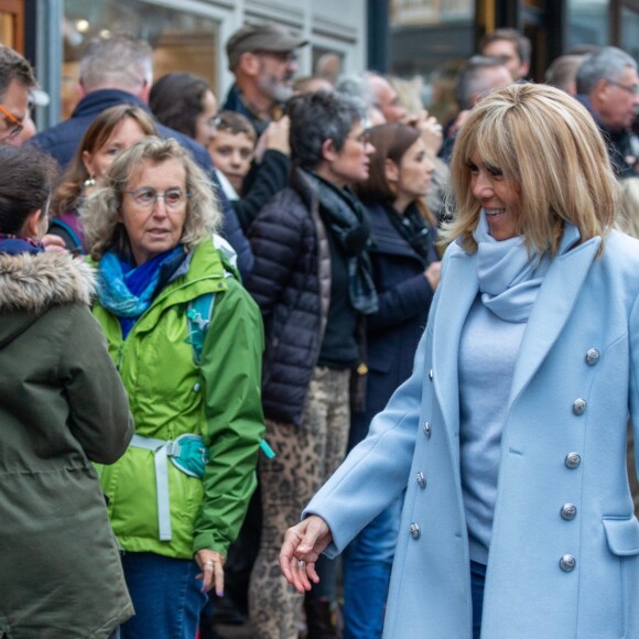 Le président Emmanuel Macron et sa femme Brigitte passent le week-end de la Toussaint à Honfleur le 31 octobre 2019. Comme tous les week-end de Toussaint, le président Emmanuel Macron et sa femme Brigitte sont à Honfleur dans le Calvados où ils sont arrivés le mercredi 30 dans la soirée. Ils logent à la Ferme Saint-Siméon, un hôtel de Honfleur. En fin de mâtinée, le jeudi 31, ils sont venus à pied pour déjeuner au Bistrot des Artistes, où ils ont leurs habitudes depuis des années et ensuite ils sont allés à la rencontre des Honfleurais lors d'une brève promenade sur la jetée du port. Ils ont rejoint leur hôtel peu de temps après en raison du mauvais temps.