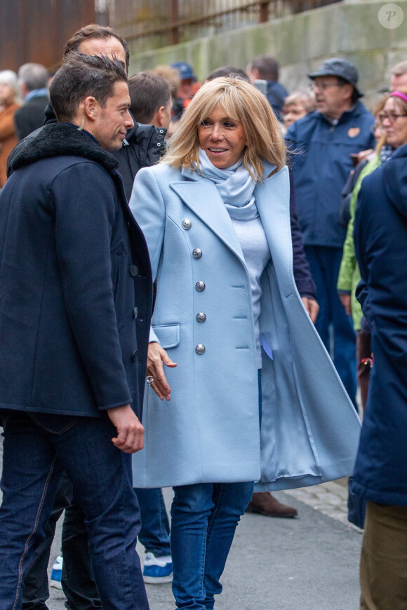 Le président Emmanuel Macron et sa femme Brigitte passent le week-end de la Toussaint à Honfleur le 31 octobre 2019. Comme tous les week-end de Toussaint, le président Emmanuel Macron et sa femme Brigitte sont à Honfleur dans le Calvados où ils sont arrivés le mercredi 30 dans la soirée. Ils logent à la Ferme Saint-Siméon, un hôtel de Honfleur. En fin de mâtinée, le jeudi 31, ils sont venus à pied pour déjeuner au Bistrot des Artistes, où ils ont leurs habitudes depuis des années et ensuite ils sont allés à la rencontre des Honfleurais lors d'une brève promenade sur la jetée du port. Ils ont rejoint leur hôtel peu de temps après en raison du mauvais temps.
