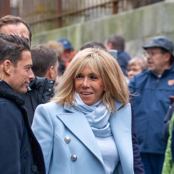 Le président Emmanuel Macron et sa femme Brigitte passent le week-end de la Toussaint à Honfleur le 31 octobre 2019. Comme tous les week-end de Toussaint, le président Emmanuel Macron et sa femme Brigitte sont à Honfleur dans le Calvados où ils sont arrivés le mercredi 30 dans la soirée. Ils logent à la Ferme Saint-Siméon, un hôtel de Honfleur. En fin de mâtinée, le jeudi 31, ils sont venus à pied pour déjeuner au Bistrot des Artistes, où ils ont leurs habitudes depuis des années et ensuite ils sont allés à la rencontre des Honfleurais lors d'une brève promenade sur la jetée du port. Ils ont rejoint leur hôtel peu de temps après en raison du mauvais temps.