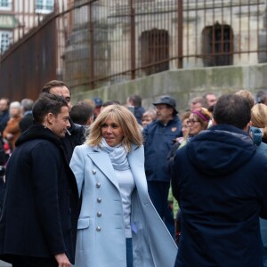 Le président Emmanuel Macron et sa femme Brigitte passent le week-end de la Toussaint à Honfleur le 31 octobre 2019. Comme tous les week-end de Toussaint, le président Emmanuel Macron et sa femme Brigitte sont à Honfleur dans le Calvados où ils sont arrivés le mercredi 30 dans la soirée. Ils logent à la Ferme Saint-Siméon, un hôtel de Honfleur. En fin de mâtinée, le jeudi 31, ils sont venus à pied pour déjeuner au Bistrot des Artistes, où ils ont leurs habitudes depuis des années et ensuite ils sont allés à la rencontre des Honfleurais lors d'une brève promenade sur la jetée du port. Ils ont rejoint leur hôtel peu de temps après en raison du mauvais temps.