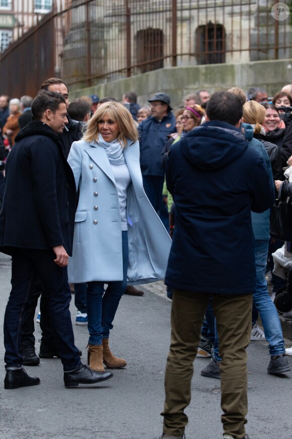 Le président Emmanuel Macron et sa femme Brigitte passent le week-end de la Toussaint à Honfleur le 31 octobre 2019. Comme tous les week-end de Toussaint, le président Emmanuel Macron et sa femme Brigitte sont à Honfleur dans le Calvados où ils sont arrivés le mercredi 30 dans la soirée. Ils logent à la Ferme Saint-Siméon, un hôtel de Honfleur. En fin de mâtinée, le jeudi 31, ils sont venus à pied pour déjeuner au Bistrot des Artistes, où ils ont leurs habitudes depuis des années et ensuite ils sont allés à la rencontre des Honfleurais lors d'une brève promenade sur la jetée du port. Ils ont rejoint leur hôtel peu de temps après en raison du mauvais temps.