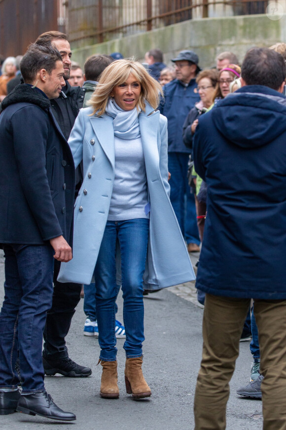 Le président Emmanuel Macron et sa femme Brigitte passent le week-end de la Toussaint à Honfleur le 31 octobre 2019. Comme tous les week-end de Toussaint, le président Emmanuel Macron et sa femme Brigitte sont à Honfleur dans le Calvados où ils sont arrivés le mercredi 30 dans la soirée. Ils logent à la Ferme Saint-Siméon, un hôtel de Honfleur. En fin de mâtinée, le jeudi 31, ils sont venus à pied pour déjeuner au Bistrot des Artistes, où ils ont leurs habitudes depuis des années et ensuite ils sont allés à la rencontre des Honfleurais lors d'une brève promenade sur la jetée du port. Ils ont rejoint leur hôtel peu de temps après en raison du mauvais temps.