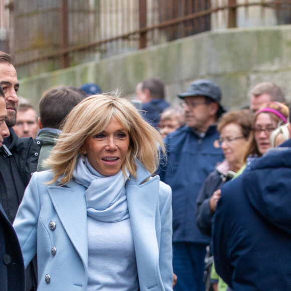 Le président Emmanuel Macron et sa femme Brigitte passent le week-end de la Toussaint à Honfleur le 31 octobre 2019. Comme tous les week-end de Toussaint, le président Emmanuel Macron et sa femme Brigitte sont à Honfleur dans le Calvados où ils sont arrivés le mercredi 30 dans la soirée. Ils logent à la Ferme Saint-Siméon, un hôtel de Honfleur. En fin de mâtinée, le jeudi 31, ils sont venus à pied pour déjeuner au Bistrot des Artistes, où ils ont leurs habitudes depuis des années et ensuite ils sont allés à la rencontre des Honfleurais lors d'une brève promenade sur la jetée du port. Ils ont rejoint leur hôtel peu de temps après en raison du mauvais temps.