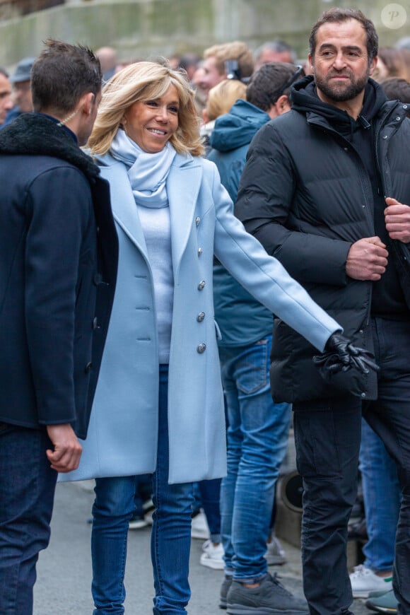 Le président Emmanuel Macron et sa femme Brigitte passent le week-end de la Toussaint à Honfleur le 31 octobre 2019. Comme tous les week-end de Toussaint, le président Emmanuel Macron et sa femme Brigitte sont à Honfleur dans le Calvados où ils sont arrivés le mercredi 30 dans la soirée. Ils logent à la Ferme Saint-Siméon, un hôtel de Honfleur. En fin de mâtinée, le jeudi 31, ils sont venus à pied pour déjeuner au Bistrot des Artistes, où ils ont leurs habitudes depuis des années et ensuite ils sont allés à la rencontre des Honfleurais lors d'une brève promenade sur la jetée du port. Ils ont rejoint leur hôtel peu de temps après en raison du mauvais temps.