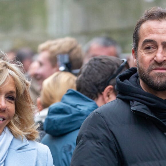 Le président Emmanuel Macron et sa femme Brigitte passent le week-end de la Toussaint à Honfleur le 31 octobre 2019. Comme tous les week-end de Toussaint, le président Emmanuel Macron et sa femme Brigitte sont à Honfleur dans le Calvados où ils sont arrivés le mercredi 30 dans la soirée. Ils logent à la Ferme Saint-Siméon, un hôtel de Honfleur. En fin de mâtinée, le jeudi 31, ils sont venus à pied pour déjeuner au Bistrot des Artistes, où ils ont leurs habitudes depuis des années et ensuite ils sont allés à la rencontre des Honfleurais lors d'une brève promenade sur la jetée du port. Ils ont rejoint leur hôtel peu de temps après en raison du mauvais temps.