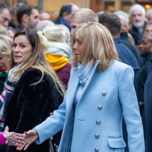 Le président Emmanuel Macron et sa femme Brigitte passent le week-end de la Toussaint à Honfleur le 31 octobre 2019. Comme tous les week-end de Toussaint, le président Emmanuel Macron et sa femme Brigitte sont à Honfleur dans le Calvados où ils sont arrivés le mercredi 30 dans la soirée. Ils logent à la Ferme Saint-Siméon, un hôtel de Honfleur. En fin de mâtinée, le jeudi 31, ils sont venus à pied pour déjeuner au Bistrot des Artistes, où ils ont leurs habitudes depuis des années et ensuite ils sont allés à la rencontre des Honfleurais lors d'une brève promenade sur la jetée du port. Ils ont rejoint leur hôtel peu de temps après en raison du mauvais temps.