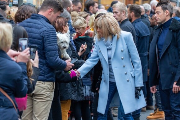 Le président Emmanuel Macron et sa femme Brigitte passent le week-end de la Toussaint à Honfleur le 31 octobre 2019. Comme tous les week-end de Toussaint, le président Emmanuel Macron et sa femme Brigitte sont à Honfleur dans le Calvados où ils sont arrivés le mercredi 30 dans la soirée. Ils logent à la Ferme Saint-Siméon, un hôtel de Honfleur. En fin de mâtinée, le jeudi 31, ils sont venus à pied pour déjeuner au Bistrot des Artistes, où ils ont leurs habitudes depuis des années et ensuite ils sont allés à la rencontre des Honfleurais lors d'une brève promenade sur la jetée du port. Ils ont rejoint leur hôtel peu de temps après en raison du mauvais temps.