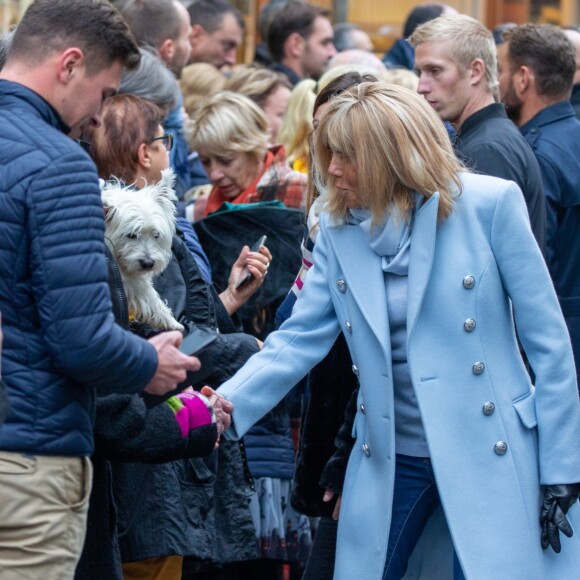 Le président Emmanuel Macron et sa femme Brigitte passent le week-end de la Toussaint à Honfleur le 31 octobre 2019. Comme tous les week-end de Toussaint, le président Emmanuel Macron et sa femme Brigitte sont à Honfleur dans le Calvados où ils sont arrivés le mercredi 30 dans la soirée. Ils logent à la Ferme Saint-Siméon, un hôtel de Honfleur. En fin de mâtinée, le jeudi 31, ils sont venus à pied pour déjeuner au Bistrot des Artistes, où ils ont leurs habitudes depuis des années et ensuite ils sont allés à la rencontre des Honfleurais lors d'une brève promenade sur la jetée du port. Ils ont rejoint leur hôtel peu de temps après en raison du mauvais temps.