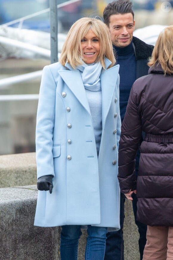Le président Emmanuel Macron et sa femme Brigitte passent le week-end de la Toussaint à Honfleur le 31 octobre 2019. Comme tous les week-end de Toussaint, le président Emmanuel Macron et sa femme Brigitte sont à Honfleur dans le Calvados où ils sont arrivés le mercredi 30 dans la soirée. Ils logent à la Ferme Saint-Siméon, un hôtel de Honfleur. En fin de mâtinée, le jeudi 31, ils sont venus à pied pour déjeuner au Bistrot des Artistes, où ils ont leurs habitudes depuis des années et ensuite ils sont allés à la rencontre des Honfleurais lors d'une brève promenade sur la jetée du port. Ils ont rejoint leur hôtel peu de temps après en raison du mauvais temps.