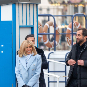 Le président Emmanuel Macron et sa femme Brigitte passent le week-end de la Toussaint à Honfleur le 31 octobre 2019. Comme tous les week-end de Toussaint, le président Emmanuel Macron et sa femme Brigitte sont à Honfleur dans le Calvados où ils sont arrivés le mercredi 30 dans la soirée. Ils logent à la Ferme Saint-Siméon, un hôtel de Honfleur. En fin de mâtinée, le jeudi 31, ils sont venus à pied pour déjeuner au Bistrot des Artistes, où ils ont leurs habitudes depuis des années et ensuite ils sont allés à la rencontre des Honfleurais lors d'une brève promenade sur la jetée du port. Ils ont rejoint leur hôtel peu de temps après en raison du mauvais temps.