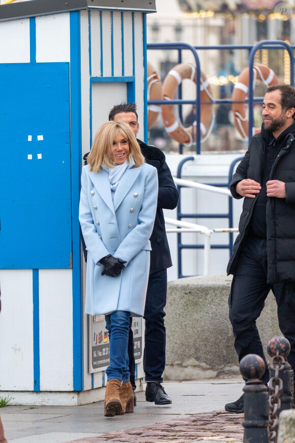 Le président Emmanuel Macron et sa femme Brigitte passent le week-end de la Toussaint à Honfleur le 31 octobre 2019. Comme tous les week-end de Toussaint, le président Emmanuel Macron et sa femme Brigitte sont à Honfleur dans le Calvados où ils sont arrivés le mercredi 30 dans la soirée. Ils logent à la Ferme Saint-Siméon, un hôtel de Honfleur. En fin de mâtinée, le jeudi 31, ils sont venus à pied pour déjeuner au Bistrot des Artistes, où ils ont leurs habitudes depuis des années et ensuite ils sont allés à la rencontre des Honfleurais lors d'une brève promenade sur la jetée du port. Ils ont rejoint leur hôtel peu de temps après en raison du mauvais temps.