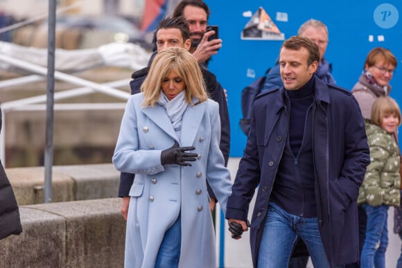 Le président Emmanuel Macron et sa femme Brigitte passent le week-end de la Toussaint à Honfleur le 31 octobre 2019. Comme tous les week-end de Toussaint, le président Emmanuel Macron et sa femme Brigitte sont à Honfleur dans le Calvados où ils sont arrivés le mercredi 30 dans la soirée. Ils logent à la Ferme Saint-Siméon, un hôtel de Honfleur. En fin de mâtinée, le jeudi 31, ils sont venus à pied pour déjeuner au Bistrot des Artistes, où ils ont leurs habitudes depuis des années et ensuite ils sont allés à la rencontre des Honfleurais lors d'une brève promenade sur la jetée du port. Ils ont rejoint leur hôtel peu de temps après en raison du mauvais temps.
