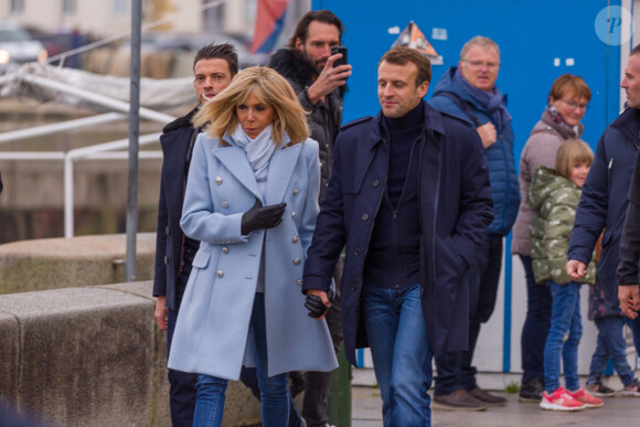Le président Emmanuel Macron et sa femme Brigitte passent le week-end de la Toussaint à Honfleur le 31 octobre 2019. Comme tous les week-end de Toussaint, le président Emmanuel Macron et sa femme Brigitte sont à Honfleur dans le Calvados où ils sont arrivés le mercredi 30 dans la soirée. Ils logent à la Ferme Saint-Siméon, un hôtel de Honfleur. En fin de mâtinée, le jeudi 31, ils sont venus à pied pour déjeuner au Bistrot des Artistes, où ils ont leurs habitudes depuis des années et ensuite ils sont allés à la rencontre des Honfleurais lors d'une brève promenade sur la jetée du port. Ils ont rejoint leur hôtel peu de temps après en raison du mauvais temps.