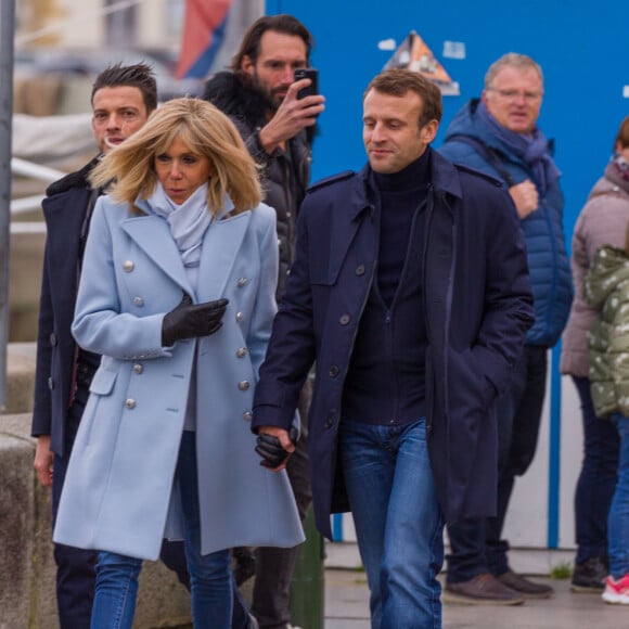 Le président Emmanuel Macron et sa femme Brigitte passent le week-end de la Toussaint à Honfleur le 31 octobre 2019. Comme tous les week-end de Toussaint, le président Emmanuel Macron et sa femme Brigitte sont à Honfleur dans le Calvados où ils sont arrivés le mercredi 30 dans la soirée. Ils logent à la Ferme Saint-Siméon, un hôtel de Honfleur. En fin de mâtinée, le jeudi 31, ils sont venus à pied pour déjeuner au Bistrot des Artistes, où ils ont leurs habitudes depuis des années et ensuite ils sont allés à la rencontre des Honfleurais lors d'une brève promenade sur la jetée du port. Ils ont rejoint leur hôtel peu de temps après en raison du mauvais temps.