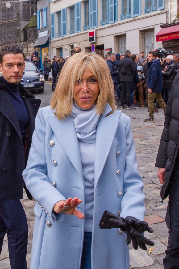Le président Emmanuel Macron et sa femme Brigitte passent le week-end de la Toussaint à Honfleur le 31 octobre 2019. Comme tous les week-end de Toussaint, le président Emmanuel Macron et sa femme Brigitte sont à Honfleur dans le Calvados où ils sont arrivés le mercredi 30 dans la soirée. Ils logent à la Ferme Saint-Siméon, un hôtel de Honfleur. En fin de mâtinée, le jeudi 31, ils sont venus à pied pour déjeuner au Bistrot des Artistes, où ils ont leurs habitudes depuis des années et ensuite ils sont allés à la rencontre des Honfleurais lors d'une brève promenade sur la jetée du port. Ils ont rejoint leur hôtel peu de temps après en raison du mauvais temps.