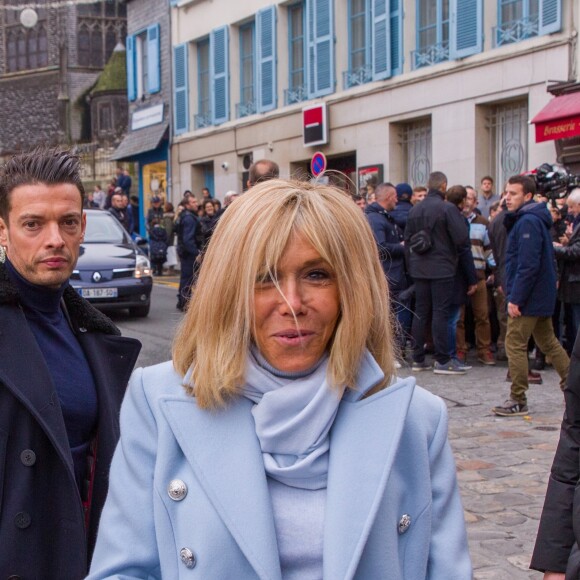 Le président Emmanuel Macron et sa femme Brigitte passent le week-end de la Toussaint à Honfleur le 31 octobre 2019. Comme tous les week-end de Toussaint, le président Emmanuel Macron et sa femme Brigitte sont à Honfleur dans le Calvados où ils sont arrivés le mercredi 30 dans la soirée. Ils logent à la Ferme Saint-Siméon, un hôtel de Honfleur. En fin de mâtinée, le jeudi 31, ils sont venus à pied pour déjeuner au Bistrot des Artistes, où ils ont leurs habitudes depuis des années et ensuite ils sont allés à la rencontre des Honfleurais lors d'une brève promenade sur la jetée du port. Ils ont rejoint leur hôtel peu de temps après en raison du mauvais temps.