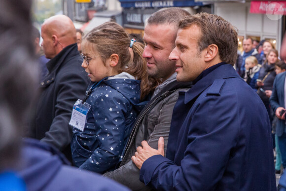 Le président Emmanuel Macron et sa femme Brigitte passent le week-end de la Toussaint à Honfleur le 31 octobre 2019. Comme tous les week-end de Toussaint, le président Emmanuel Macron et sa femme Brigitte sont à Honfleur dans le Calvados où ils sont arrivés le mercredi 30 dans la soirée. Ils logent à la Ferme Saint-Siméon, un hôtel de Honfleur. En fin de mâtinée, le jeudi 31, ils sont venus à pied pour déjeuner au Bistrot des Artistes, où ils ont leurs habitudes depuis des années et ensuite ils sont allés à la rencontre des Honfleurais lors d'une brève promenade sur la jetée du port. Ils ont rejoint leur hôtel peu de temps après en raison du mauvais temps.