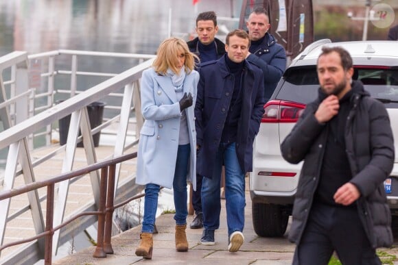 Le président Emmanuel Macron et sa femme Brigitte passent le week-end de la Toussaint à Honfleur le 31 octobre 2019. Comme tous les week-end de Toussaint, le président Emmanuel Macron et sa femme Brigitte sont à Honfleur dans le Calvados où ils sont arrivés le mercredi 30 dans la soirée. Ils logent à la Ferme Saint-Siméon, un hôtel de Honfleur. En fin de mâtinée, le jeudi 31, ils sont venus à pied pour déjeuner au Bistrot des Artistes, où ils ont leurs habitudes depuis des années et ensuite ils sont allés à la rencontre des Honfleurais lors d'une brève promenade sur la jetée du port. Ils ont rejoint leur hôtel peu de temps après en raison du mauvais temps.