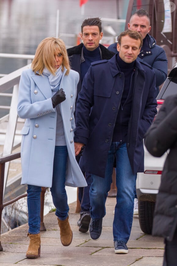 Le président Emmanuel Macron et sa femme Brigitte passent le week-end de la Toussaint à Honfleur le 31 octobre 2019. Comme tous les week-end de Toussaint, le président Emmanuel Macron et sa femme Brigitte sont à Honfleur dans le Calvados où ils sont arrivés le mercredi 30 dans la soirée. Ils logent à la Ferme Saint-Siméon, un hôtel de Honfleur. En fin de mâtinée, le jeudi 31, ils sont venus à pied pour déjeuner au Bistrot des Artistes, où ils ont leurs habitudes depuis des années et ensuite ils sont allés à la rencontre des Honfleurais lors d'une brève promenade sur la jetée du port. Ils ont rejoint leur hôtel peu de temps après en raison du mauvais temps.