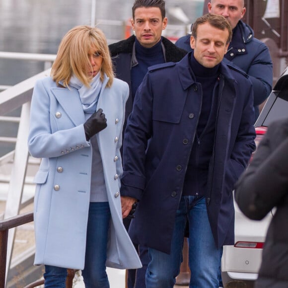 Le président Emmanuel Macron et sa femme Brigitte passent le week-end de la Toussaint à Honfleur le 31 octobre 2019. Comme tous les week-end de Toussaint, le président Emmanuel Macron et sa femme Brigitte sont à Honfleur dans le Calvados où ils sont arrivés le mercredi 30 dans la soirée. Ils logent à la Ferme Saint-Siméon, un hôtel de Honfleur. En fin de mâtinée, le jeudi 31, ils sont venus à pied pour déjeuner au Bistrot des Artistes, où ils ont leurs habitudes depuis des années et ensuite ils sont allés à la rencontre des Honfleurais lors d'une brève promenade sur la jetée du port. Ils ont rejoint leur hôtel peu de temps après en raison du mauvais temps.