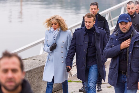 Le président Emmanuel Macron et sa femme Brigitte passent le week-end de la Toussaint à Honfleur le 31 octobre 2019. Comme tous les week-end de Toussaint, le président Emmanuel Macron et sa femme Brigitte sont à Honfleur dans le Calvados où ils sont arrivés le mercredi 30 dans la soirée. Ils logent à la Ferme Saint-Siméon, un hôtel de Honfleur. En fin de mâtinée, le jeudi 31, ils sont venus à pied pour déjeuner au Bistrot des Artistes, où ils ont leurs habitudes depuis des années et ensuite ils sont allés à la rencontre des Honfleurais lors d'une brève promenade sur la jetée du port. Ils ont rejoint leur hôtel peu de temps après en raison du mauvais temps.